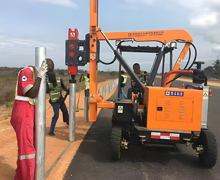 Engin de battage de garde-corps en cours d'utilisation